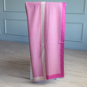 fuksia spalvos