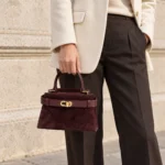 Verstos odos rankinė #86148 SUEDE – Pagrindinė – ant modelio