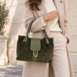 Verstos odos rankinė #86151 SUEDE – Pagrindinė – ant modelio