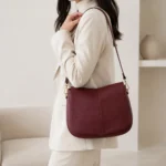 FLCOM85779 Itališka bordo odinė rankinė 85779 ant modelio