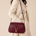 FLCOM85889 Itališka bordo odinė rankinė 85889 ant modelio