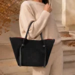 FLCOM85917 SUEDE Juoda itališka verstos odos rankinė 85917 SUEDE ant modelio