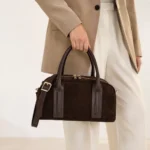 FLCOM85958 SUEDE Šokolado spalvos itališka verstos odos rankinė 85958 SUEDE ant modelio