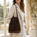FLCOM85962 SUEDE Tamsiai ruda itališka verstos odos rankinė 85962 SUEDE ant modelio