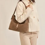FLCOM86014 SUEDE Kapučino itališka verstos odos rankinė 86014 SUEDE ant modelio