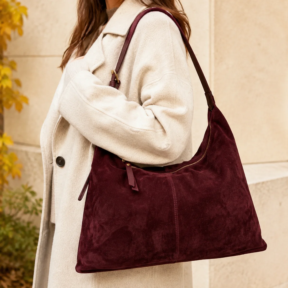FLCOM86020G SUEDE model FLCOM86020G SUEDE Bordo itališka verstos odos rankinė 86020G SUEDE ant modelio