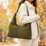 FLCOM86020 SUEDE Samanų žalios spalvos itališka verstos odos rankinė 86020 SUEDE ant modelio