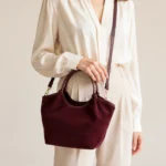 FLCOM86025P SUEDE Bordo itališka verstos odos rankinė 86025P SUEDE ant modelio