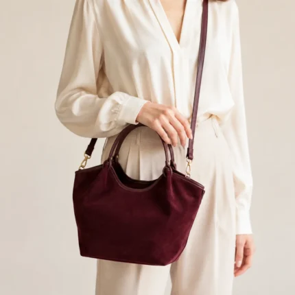 FLCOM86025P SUEDE Bordo itališka verstos odos rankinė 86025P SUEDE ant modelio