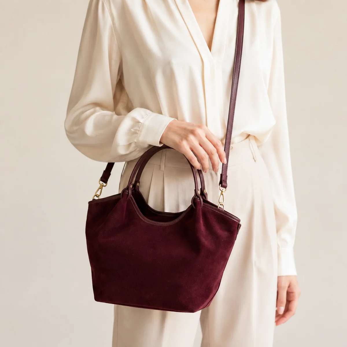 FLCOM86025P SUEDE model FLCOM86025P SUEDE Bordo itališka verstos odos rankinė 86025P SUEDE ant modelio