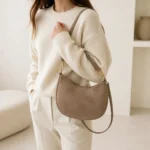 FLCOM86026G SUEDE Kapučino itališka verstos odos rankinė 86026G SUEDE ant modelio