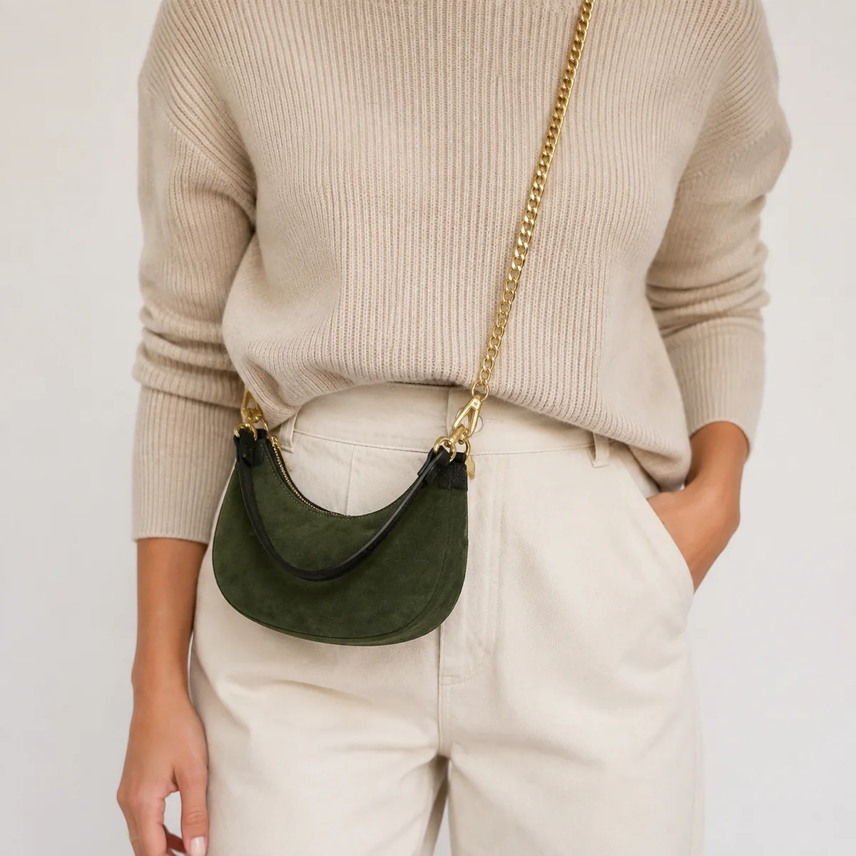 FLCOM86026 SUEDE model FLCOM86026 SUEDE Samanų žalios spalvos itališka verstos odos rankinė 86026 SUEDE ant modelio