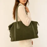 FLCOM86027 SUEDE Samanų žalios spalvos itališka verstos odos rankinė 86027 SUEDE ant modelio