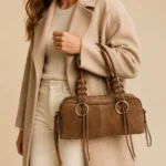 FLCOM86052 SUEDE Kapučino itališka verstos odos rankinė 86052 SUEDE ant modelio
