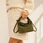 FLCOM86057 SUEDE Samanų žalia itališka verstos odos rankinė 86057 SUEDE ant modelio