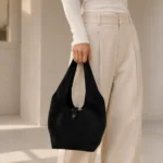 FLCOM86134 SUEDE 18 × 23 × 18 cm juoda verstos odos rankinė su modeliu