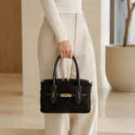 FLCOM86138 SUEDE 27 × 18 × 12 cm juoda verstos odos rankinė su modeliu, priekinė pusė