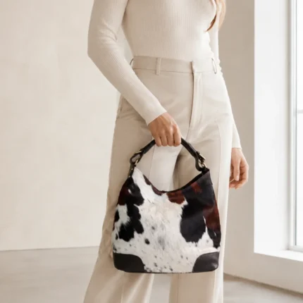 FLCOMCA19 Itališka rankinė su natūraliu karvės kailiu CA19 ant modelio