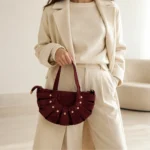 FLCOMPG121 SUEDE Bordo itališka verstos odos rankinė PG121 SUEDE ant modelio