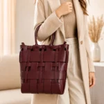 FLCOMTR06G Bordo itališka pinta odinė rankinė TR06G ant modelio