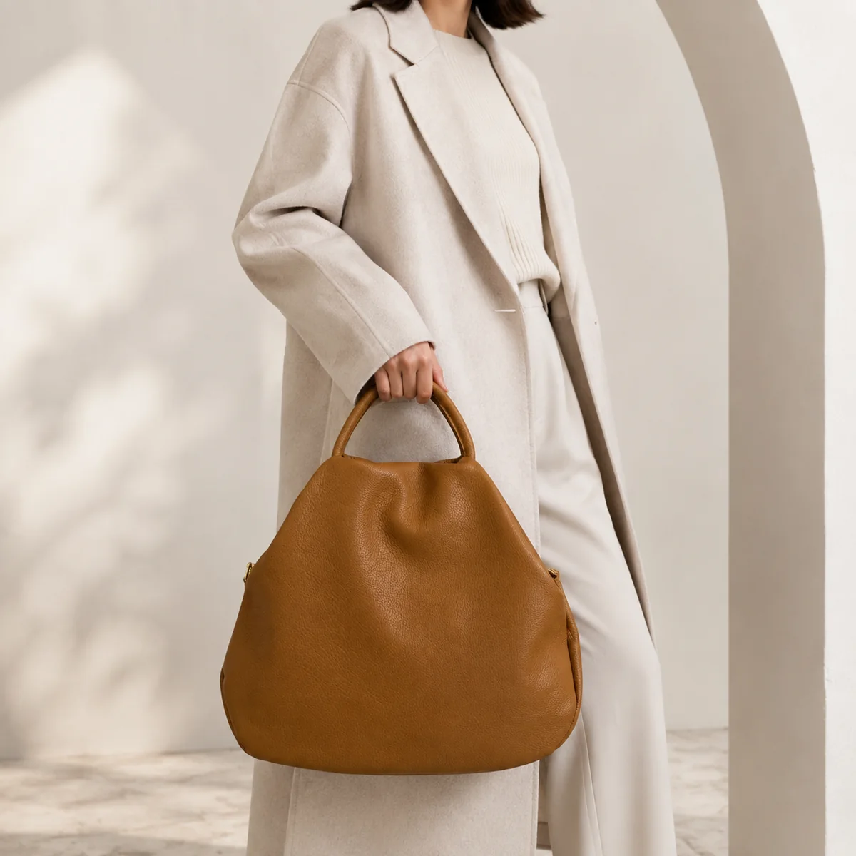 NMCOMDO-B0217 model NMCOMDO-B0217 tamsesnė ruda 35 cm odinė rankinė su modeliu, akcentuojant rankinę