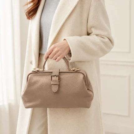 NMCOMDO-B0288 kapučino spalvos 29 cm odinė rankinė su modeliu, akcentuojant rankinę