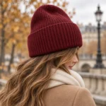 Bordo vilnos mišinio kepurė – vaizdas profiliu