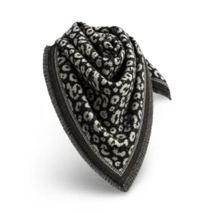 juoda su leopardo raštu