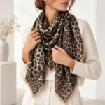 Didelė šviesi viskozės skara su leopardo raštu – D1519