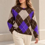 Laisvas vilnonis megztinis su rombų raštu – WL7116-R-AI26 – MORO-BEIGE-VIOLA-KASHA