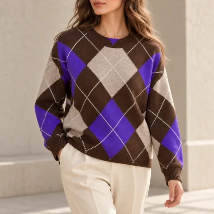 Laisvas vilnonis megztinis su rombų raštu – WL7116-R-AI26 – MORO-BEIGE-VIOLA-KASHA